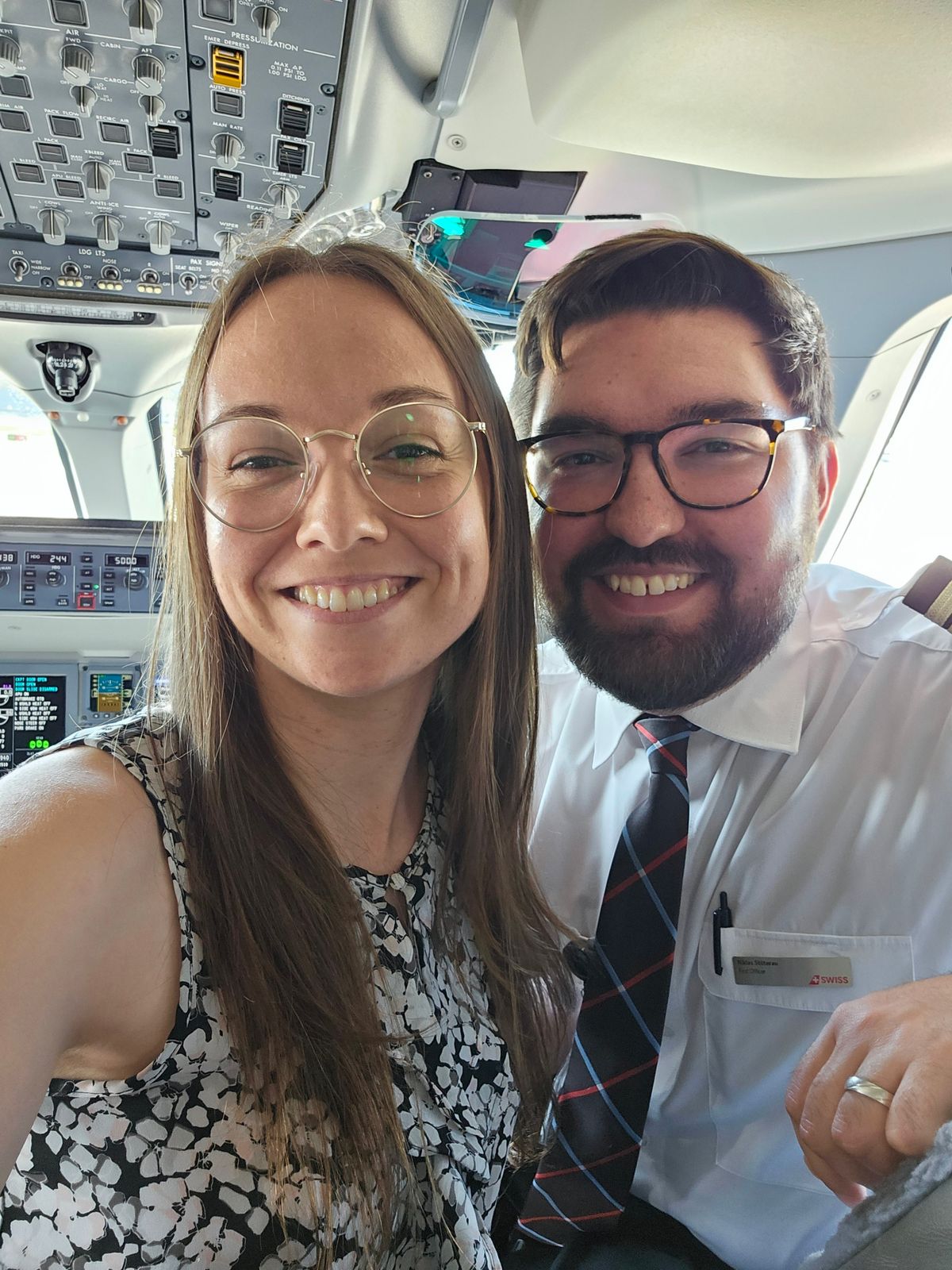 Grateful owner finds unexpected love with pilot who flew her senior dog home